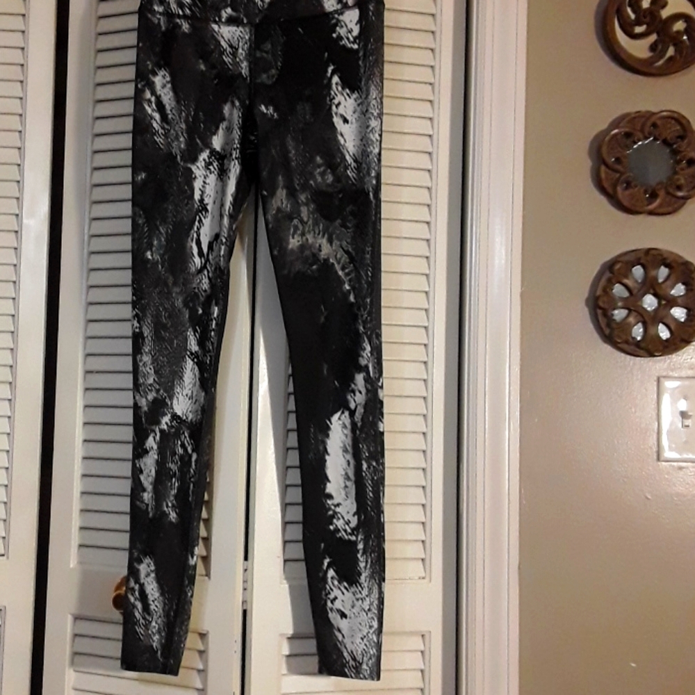 Under Armour compression heat gear leggings